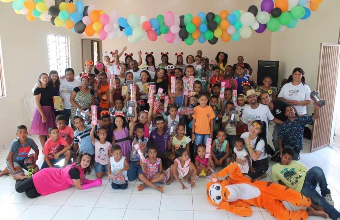 Grupo com crianças e presentes